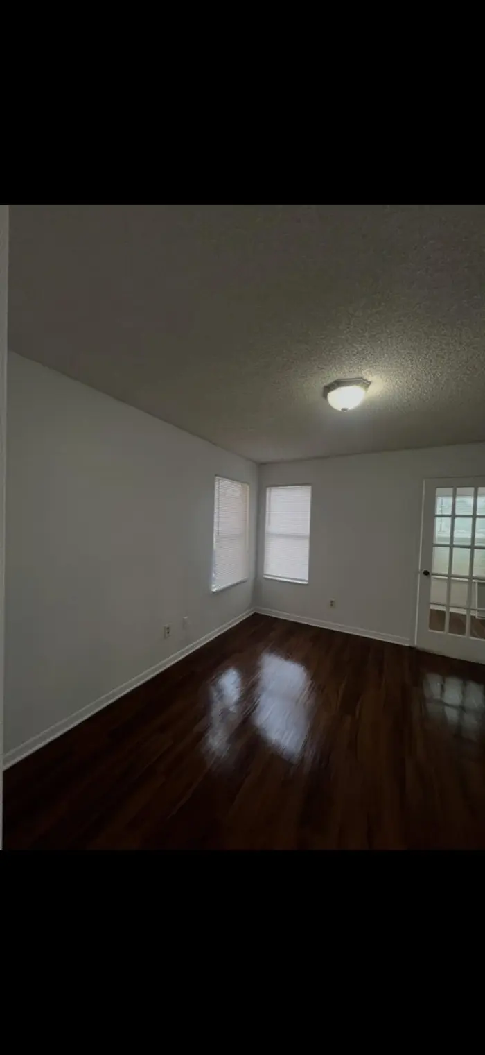 Habitación interior con piso de madera