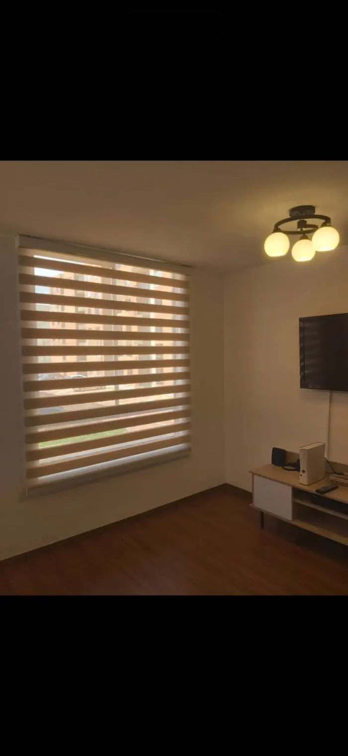Ventana con persianas instaladas